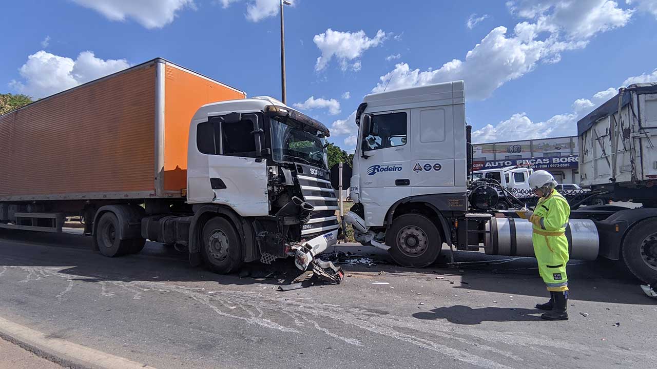 Falha mecânica provoca acidente com quatro carretas na BR-040, em João Pinheiro