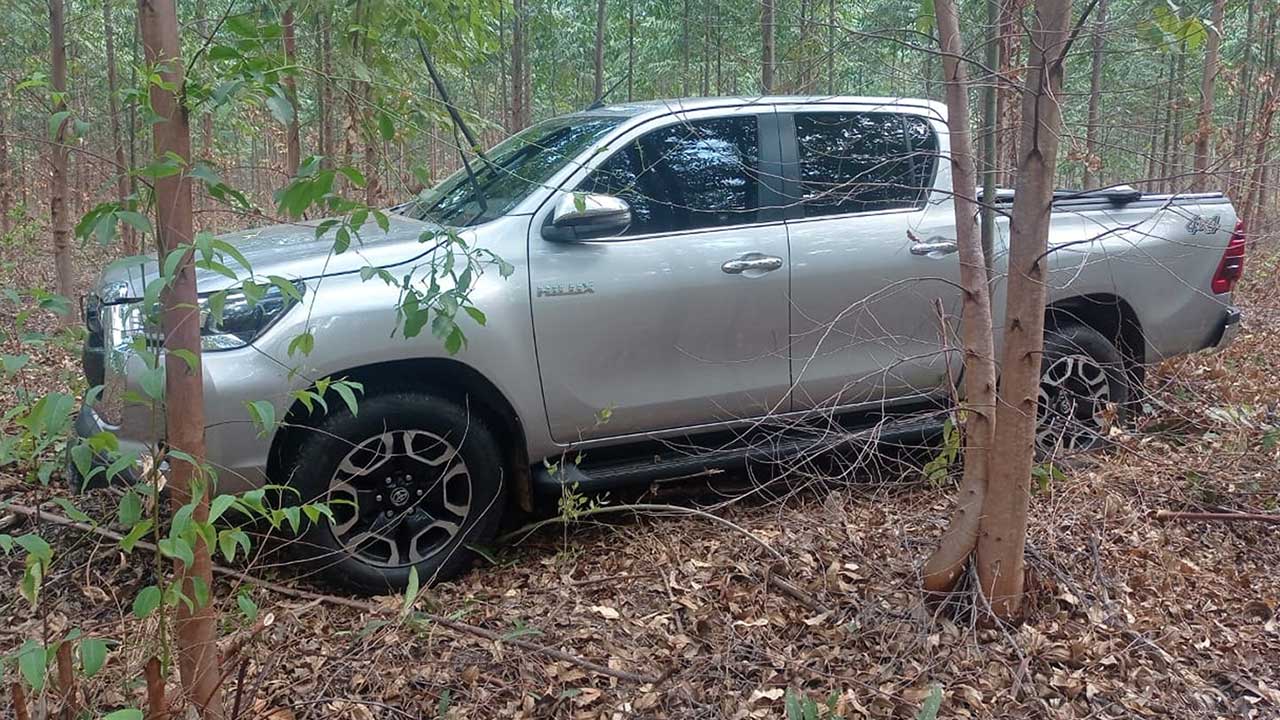 Caminhonete furtada em Patos de Minas é recuperada em meio a plantação de eucalipto em João Pinheiro