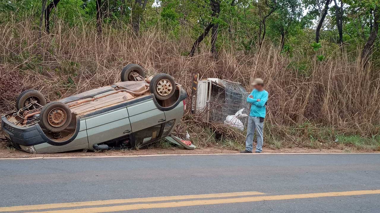 Motorista perde o controle e capota na MG-181 próximo à região dos Jardins em João Pinheiro