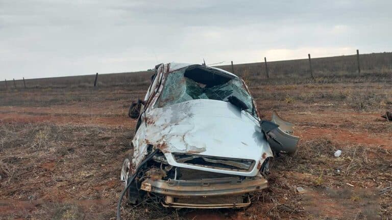 Jovem cochila ao volante e fica ferida em capotamento na MG-410 em Presidente Olegário
