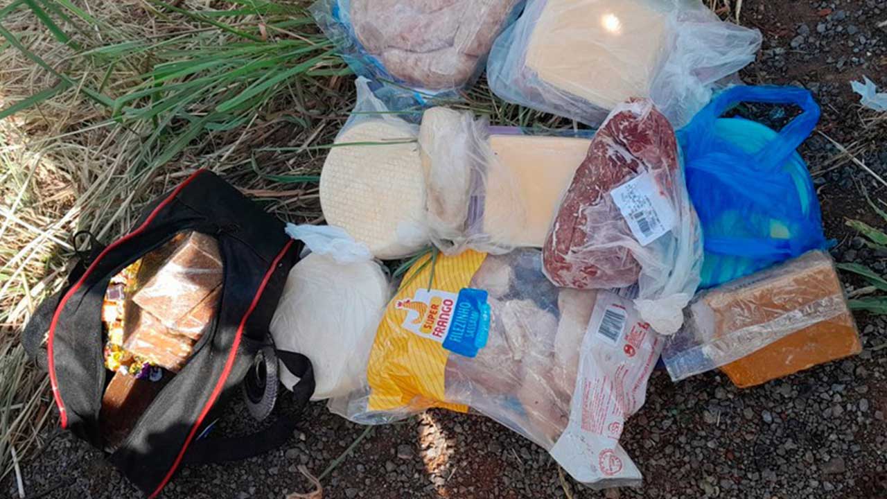 Ele levava um saco com diversos produtos, como queijos, rapaduras e carnes que haviam sido furtados de uma fazenda na região de “Beira Rio”, em Patos de Minas