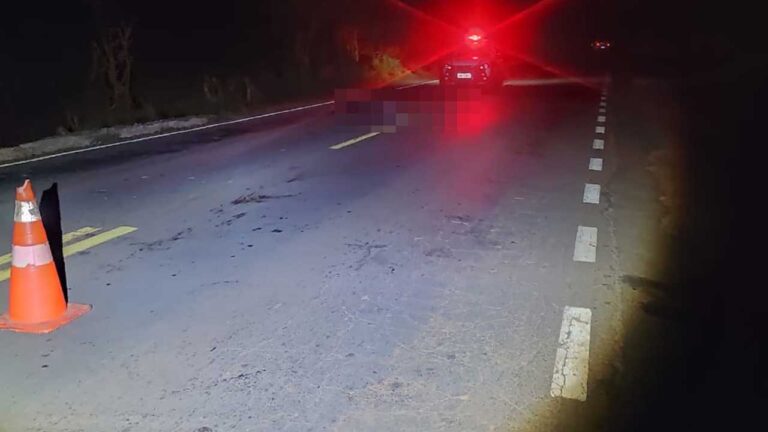 Homem que estaria deitado na MG-181 é atropelado e morre na hora em João Pinheiro