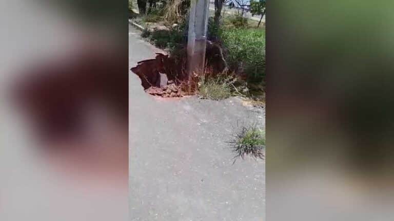 Vazamento da COPASA abre cratera em rua e causa risco de queda de poste no Bairro Cais, em João Pinheiro