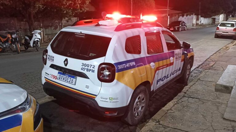 Homem bebe, fica furioso, soca móveis da casa, xinga sua companheira e vai preso em João Pinheiro