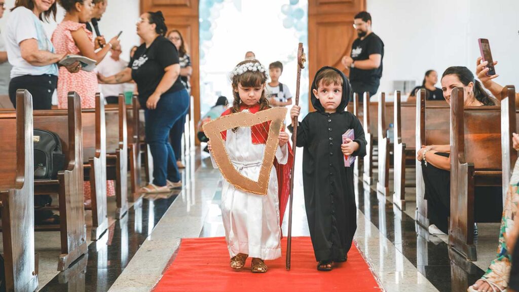 Paróquia Sant’ana e São Joaquim promove o evento Holywins com crianças vestidas de santos em João Pinheiro