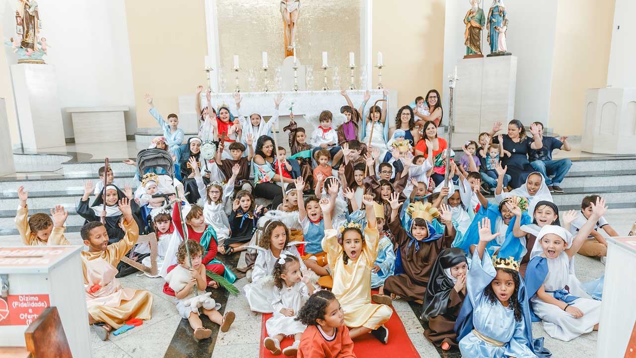 Paróquia Sant’ana e São Joaquim promove o evento Holywins com crianças vestidas de santos em João Pinheiro