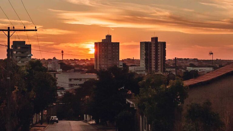 Minas Gerais enfrentará terceira onda de calor do ano com máximas de 42°C