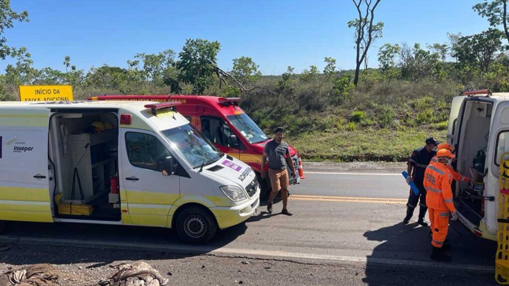 Carreta tomba sobre carro após tentativa de ultrapassagem na BR-040 em João Pinheiro