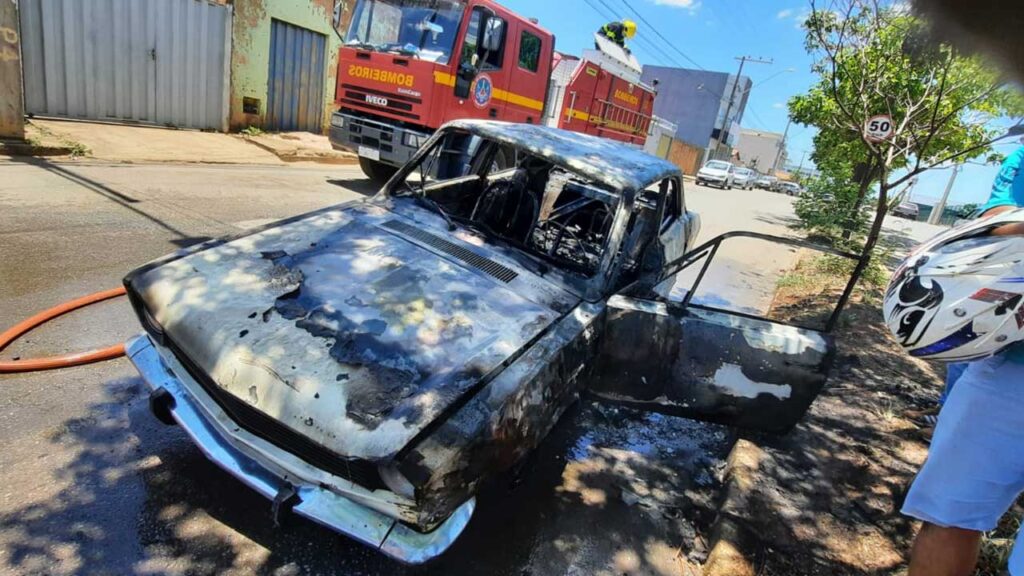 Corcel pega fogo e fica destruído no Bairro Santa Cruz em João Pinheiro; motorista saiu ileso