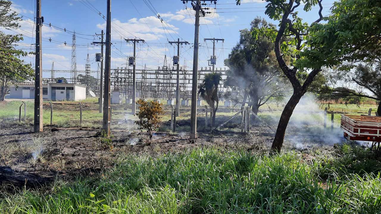 Corpo de Bombeiros apagam incêndio na subestação da CEMIG em João Pinheiro