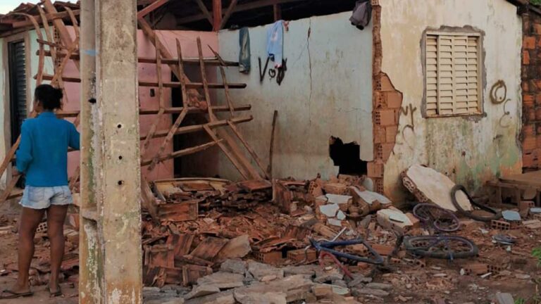 Veículo bate em residência e causa graves danos em Brasilândia de Minas; Defesa Civil foi acionada