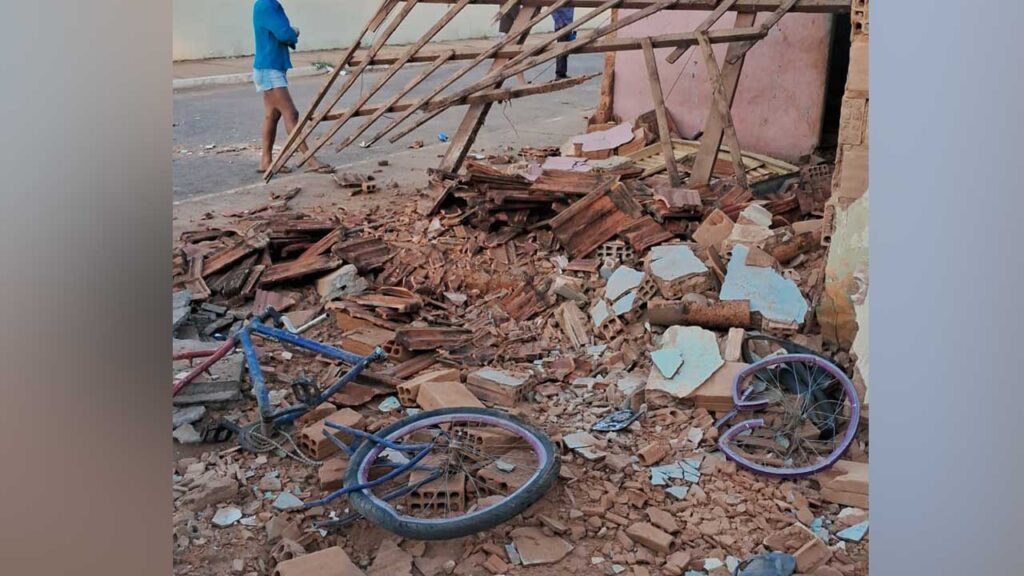Veículo bate em residência e causa graves danos em Brasilândia de Minas; Defesa Civil foi acionada
