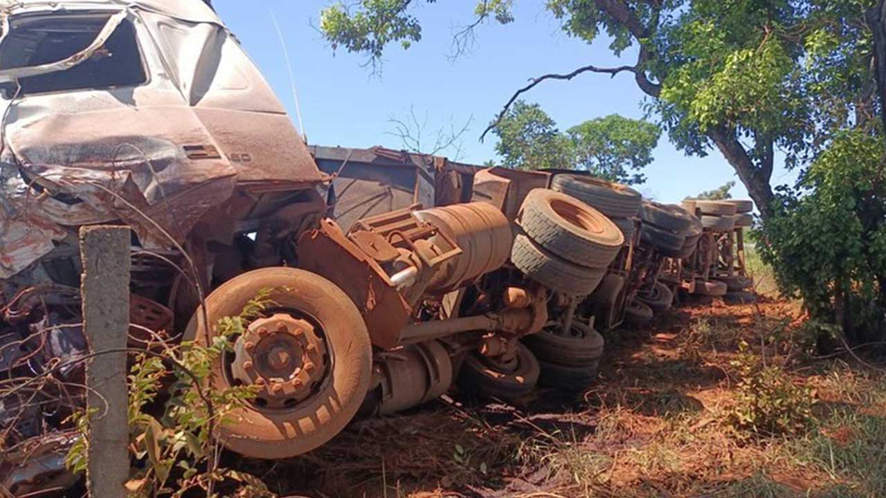 Militares do Corpo de Bombeiros de Paracatu ficam feridos em grave acidente com carreta na MG-188