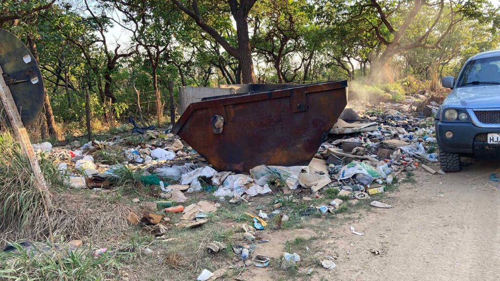 Legendários de João Pinheiro promovem ação de limpeza em locais de descarte de lixo nas rodovias MG-181 e LMG-698