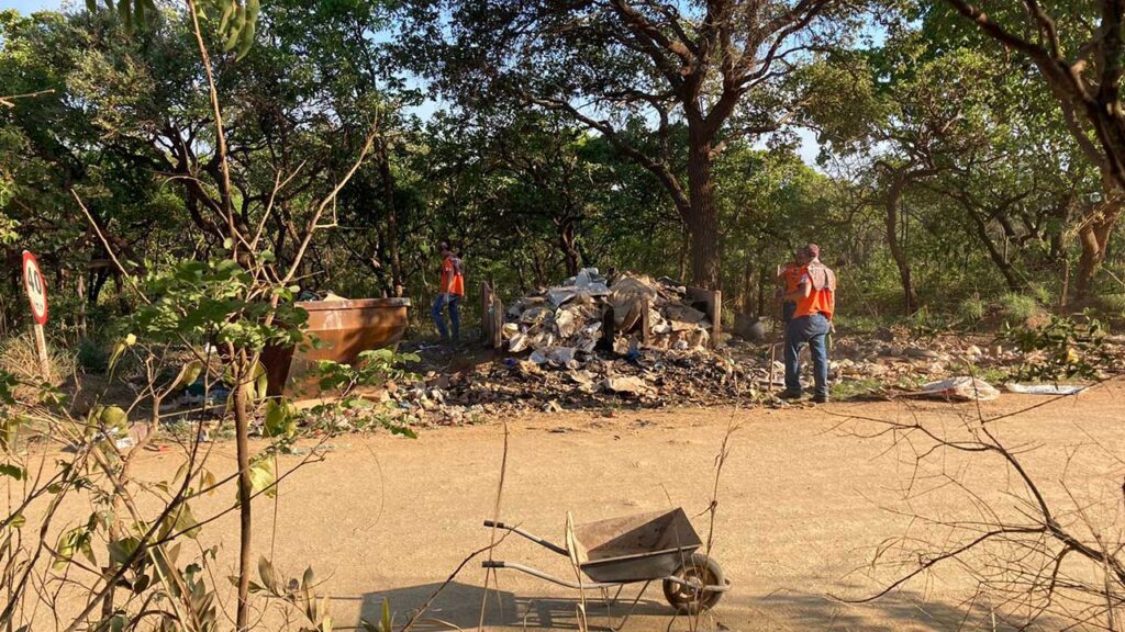 Legendários de João Pinheiro promovem ação de limpeza em locais de descarte de lixo nas rodovias MG-181 e LMG-698