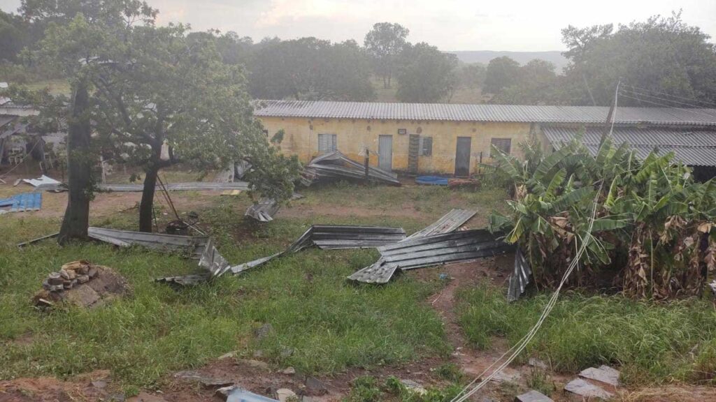 Forte chuva acompanhada de vendaval deixa rastro de destruição em área do Posto Oásis em João Pinheiro