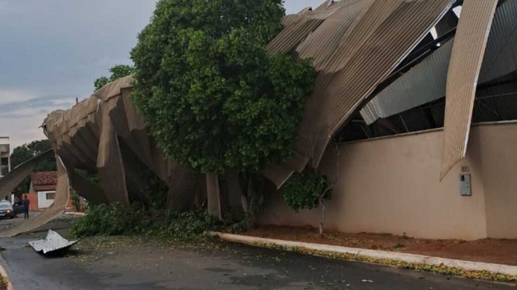 Temporal derruba estrutura de quadra esportiva na Escola Municipal Rui Veloso em Brasilândia de Minas