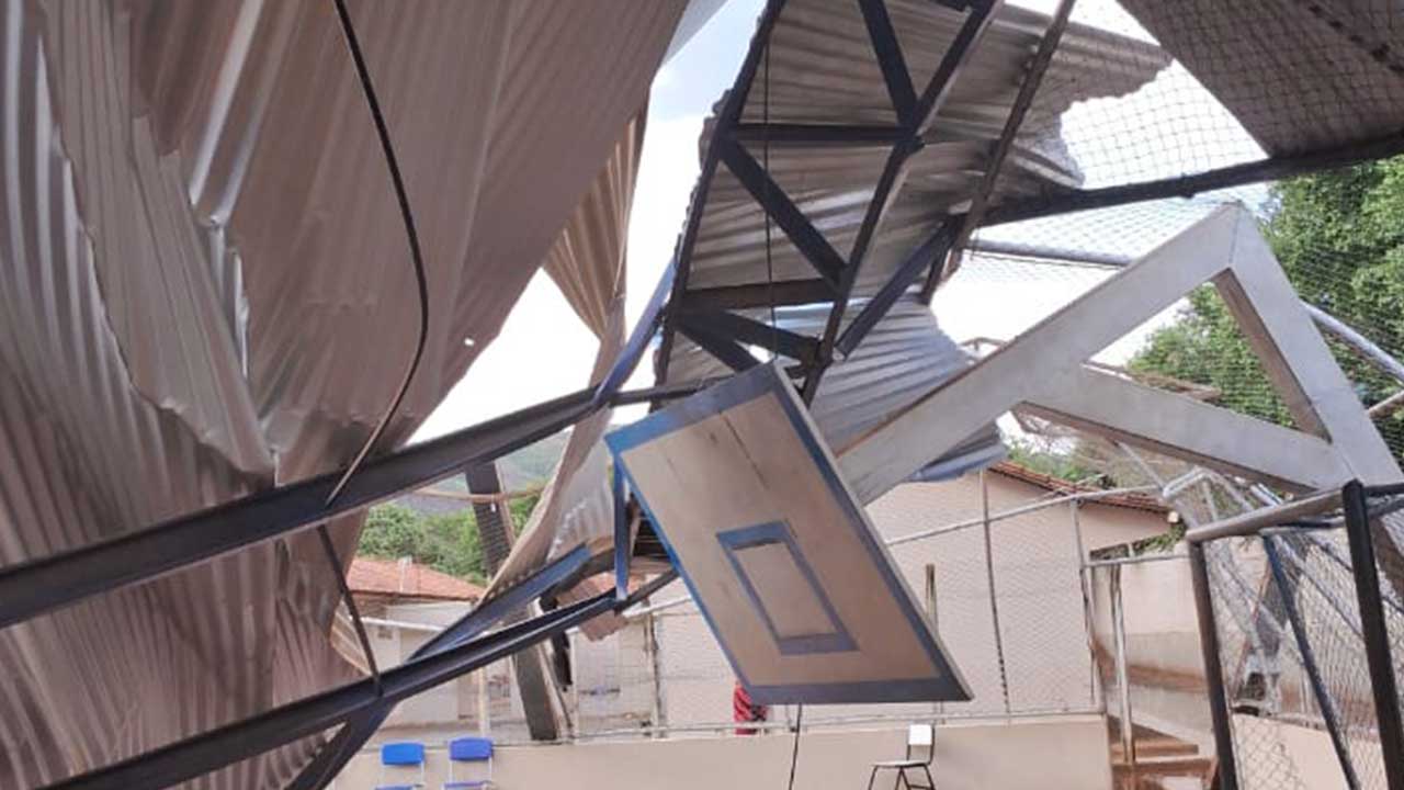 Temporal derruba estrutura de quadra esportiva na Escola Municipal Rui Veloso em Brasilândia de Minas