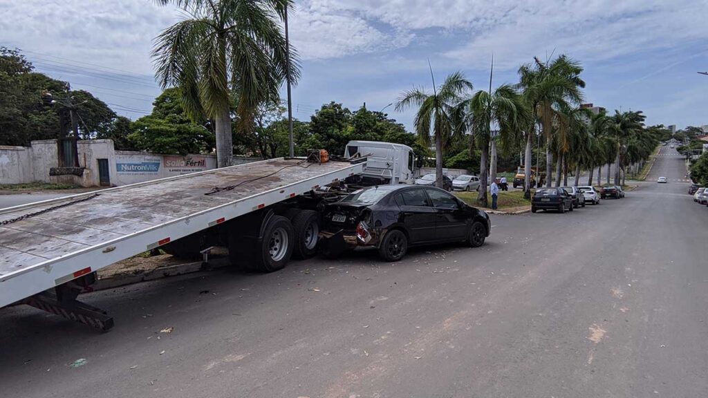 Caminhão prancha perde o freio após desembarque de ônibus e colide contra veículos estacionados em João Pinheiro