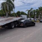 Caminhão prancha perde o freio após desembarque de ônibus e colide contra veículos estacionados em João Pinheiro