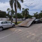 Caminhão prancha perde o freio após desembarque de ônibus e colide contra veículos estacionados em João Pinheiro