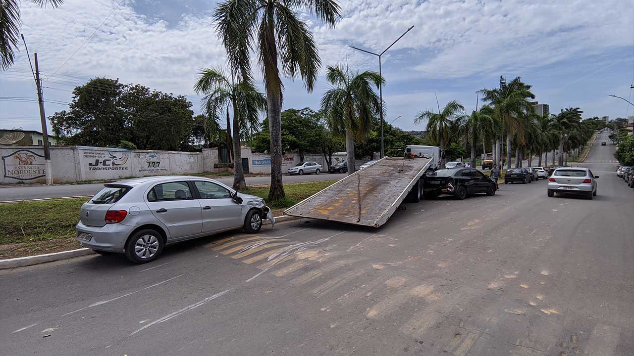 Caminhão prancha perde o freio após desembarque de ônibus e colide contra veículos estacionados em João Pinheiro