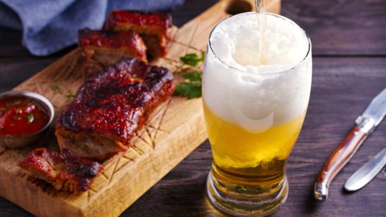 Mulher chega em sítio e encontra ladrão fazendo churrasco e bebendo cerveja em Minas Gerais