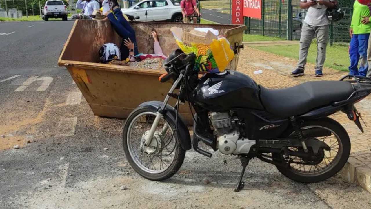 Motociclista se distrai com sacola e vai parar dentro de caçamba em Minas Gerais; veja o vídeo