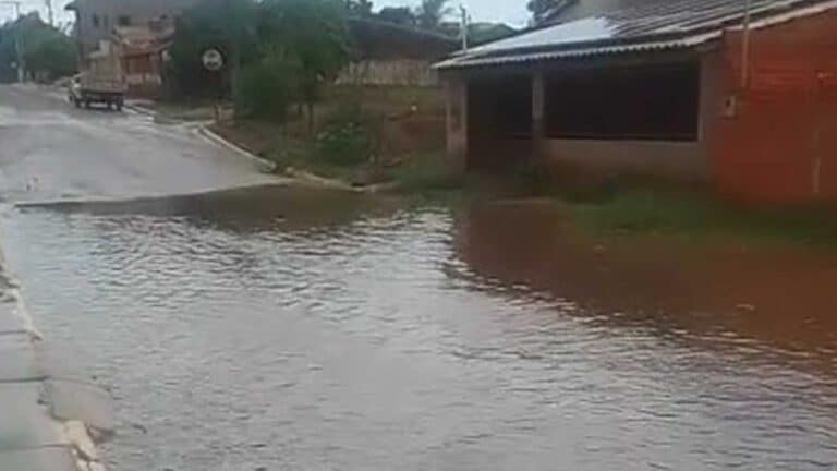 Água empossada em rua após chuva de 10 minutos contraria moradores em Brasilândia de Minas
