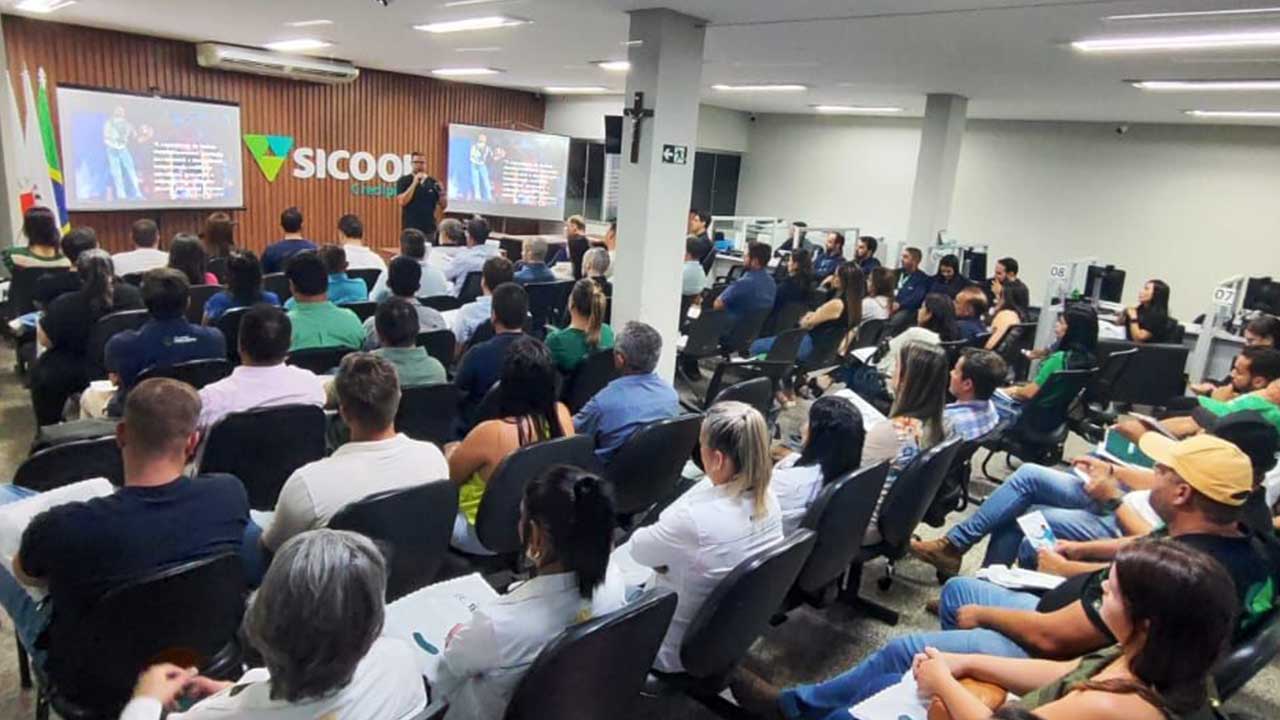 Sicoob Credipinho promove palestra sobre ambidestria organizacional com executivo de renome nacional