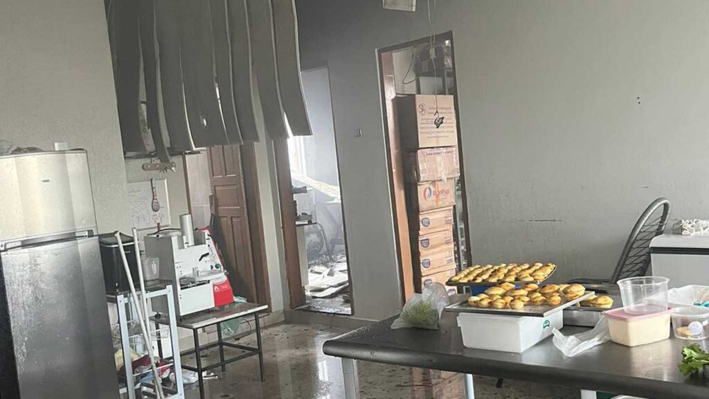 Incêndio deixa parte da cozinha de confeitaria destruída no Centro de João Pinheiro