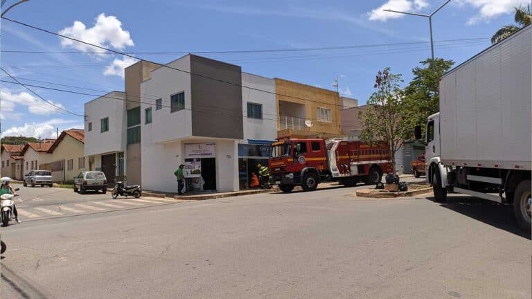 Corpo de Bombeiros combate incêndio em dois pontos comerciais em João Pinheiro