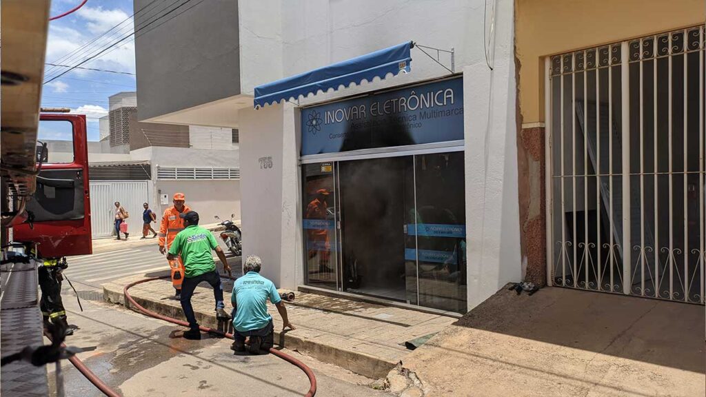 Corpo de Bombeiros combate incêndio em dois pontos comerciais em João Pinheiro