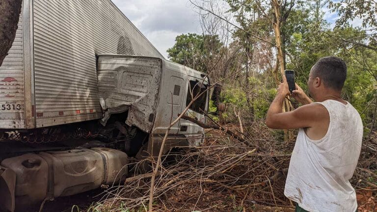 Carreta carregada com mantimentos faz "L" e sai de pista na BR-040 em João Pinheiro