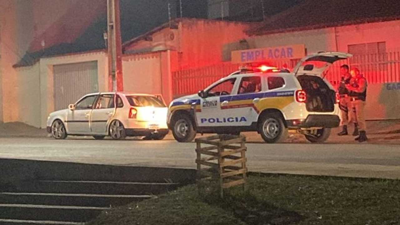 Homem flagrado fumando maconha é detido e tem veículo apreendido por falta de licenciamento em João Pinheiro