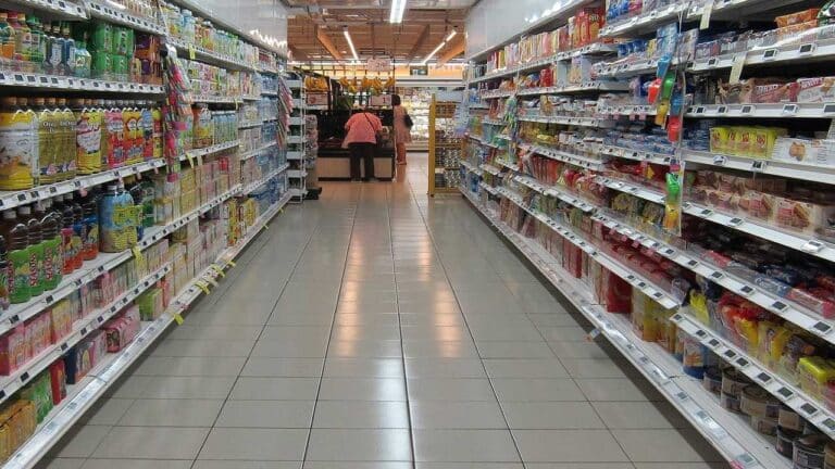 Empregado flagrado fazendo sexo com colega em supermercado tem demissão por justa causa confirmada em Minas