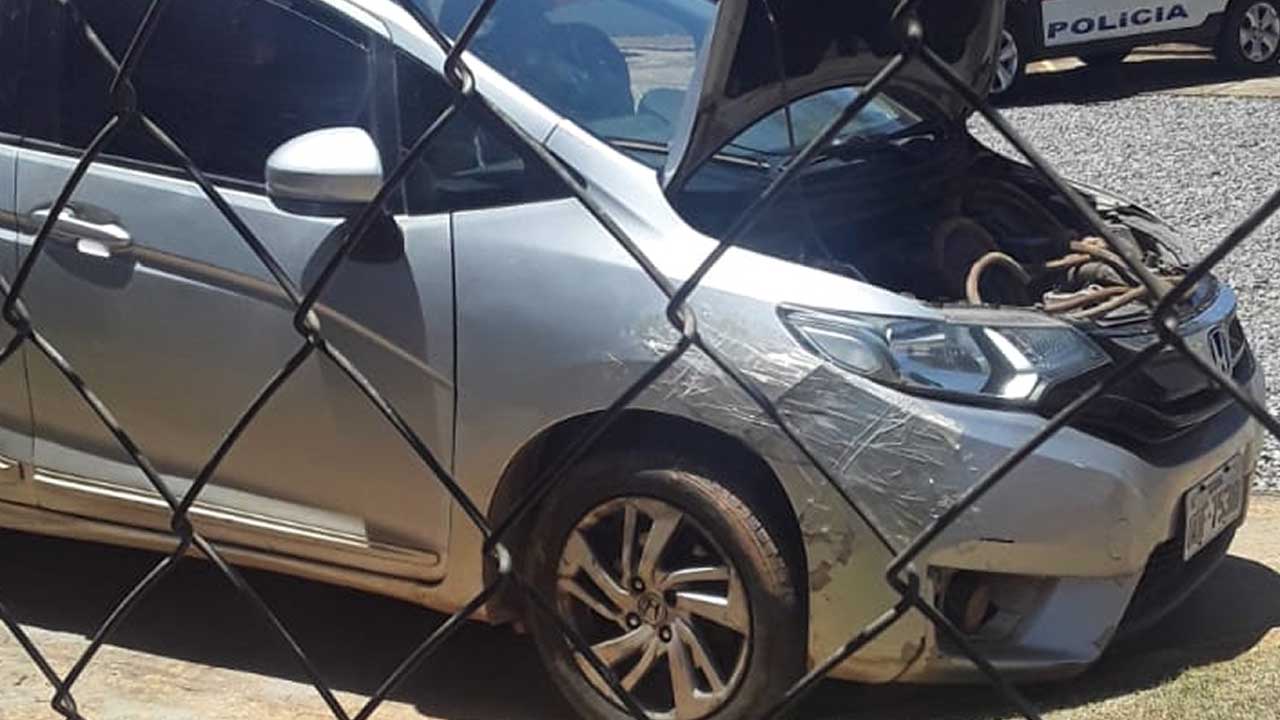 Carro tomado de assalto durante a madrugada no Papagaio em João Pinheiro é recuperado em Lagoa Grande
