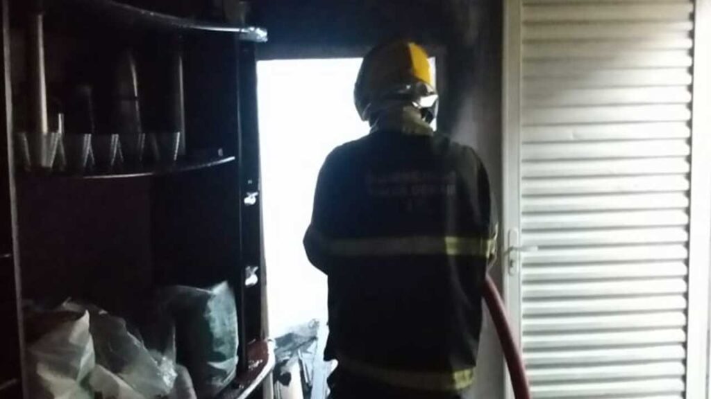 Corpo de Bombeiros combate incêndio em residência no Esplanada, em João Pinheiro