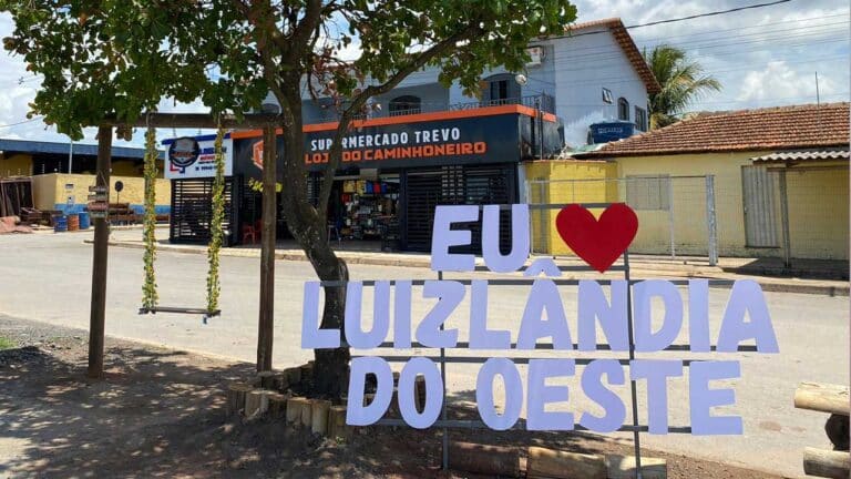 Casal de empresários de Luizlândia do Oeste (JK) instala letreiro às margens da BR-040 junto a balanço e jardim