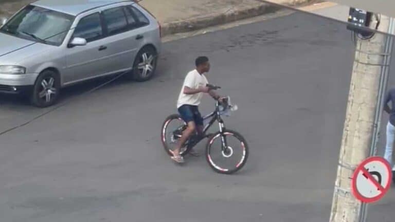 Homem aponta simulacro de arma de fogo para desafeto na rua e acaba preso em João Pinheiro