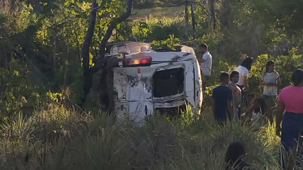 Micro-ônibus que saiu de Riachinho com candidatos de concurso capota na BR-251, em Unaí; uma pessoa morreu