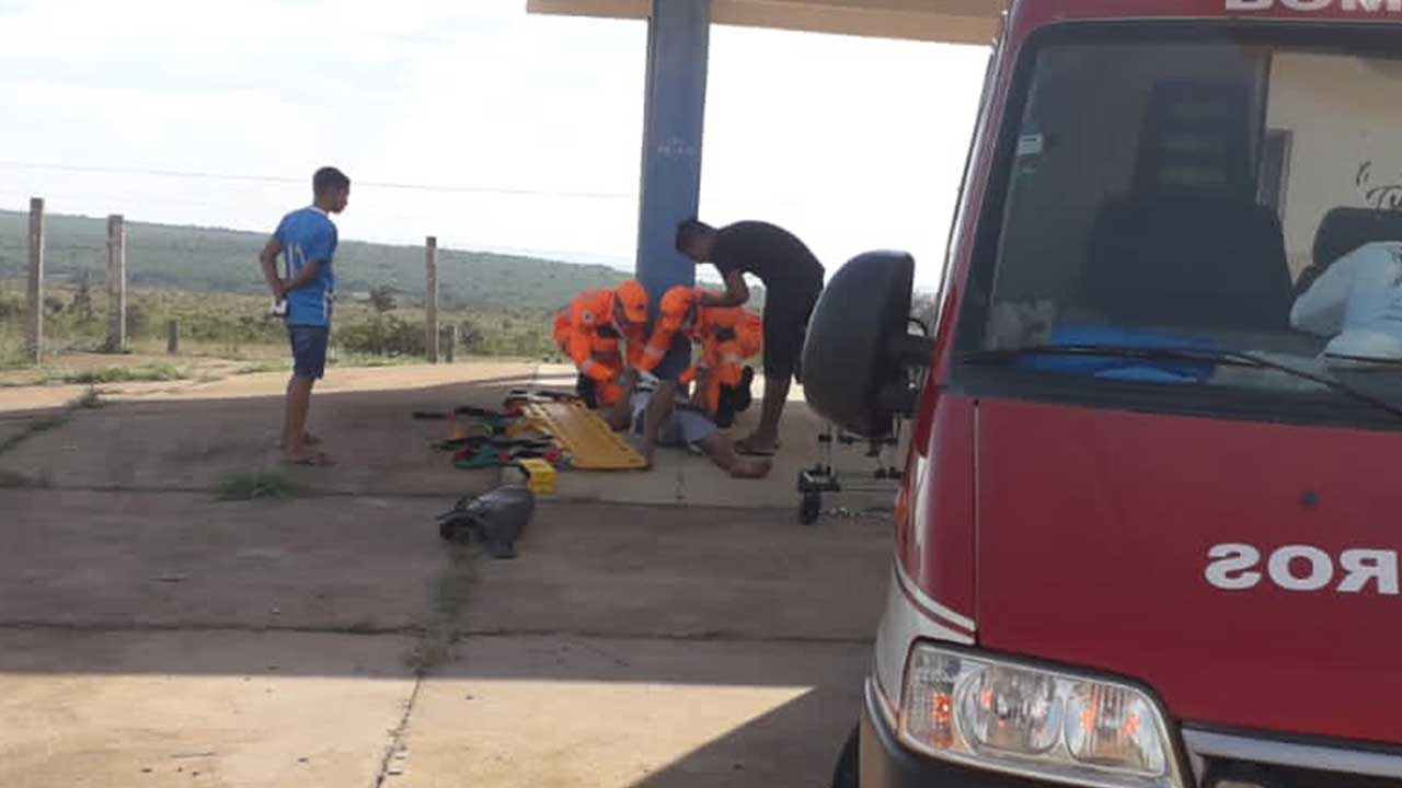 Homem sofre queda de moto na BR-040 e é socorrido pelo Corpo de Bombeiros de João Pinheiro