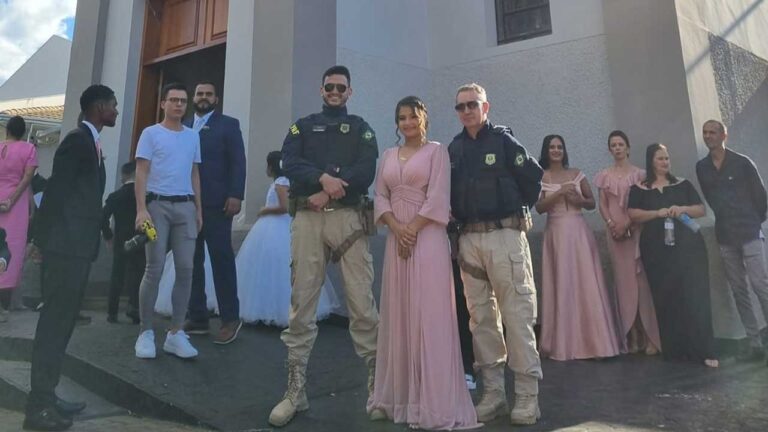 Madrinha que podia perder o casamento porque o carro estragou na BR-365 é salva pela Polícia Rodoviária Federal