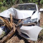 Morador de Brasilândia de Minas sai ileso de acidente após bater carro violentamente em árvore na MG-410
