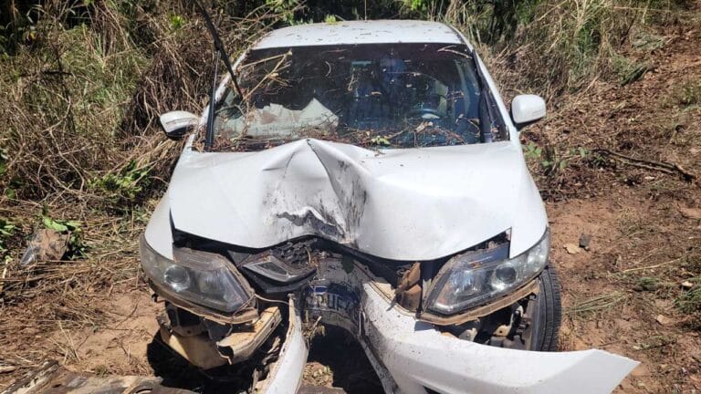 Morador de Brasilândia de Minas sai ileso de acidente após bater carro violentamente em árvore na MG-410