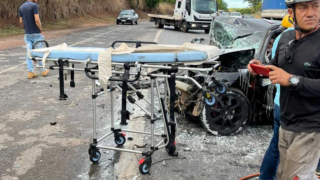 Gravíssimo acidente deixa pelo menos uma pessoa morta na BR-040 próximo a COENG em João Pinheiro