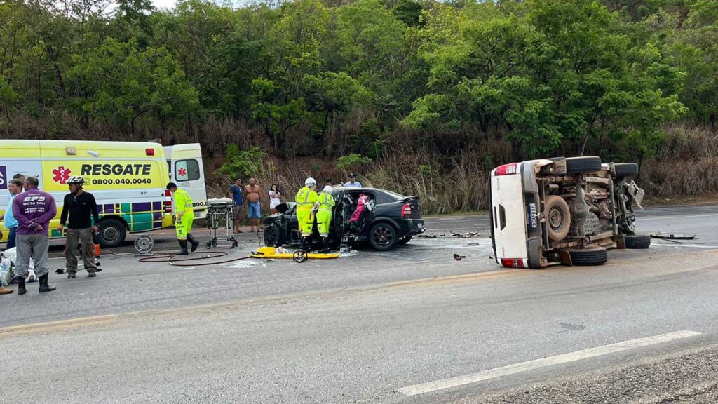 Gravíssimo acidente deixa pelo menos uma pessoa morta na BR-040 próximo a COENG em João Pinheiro