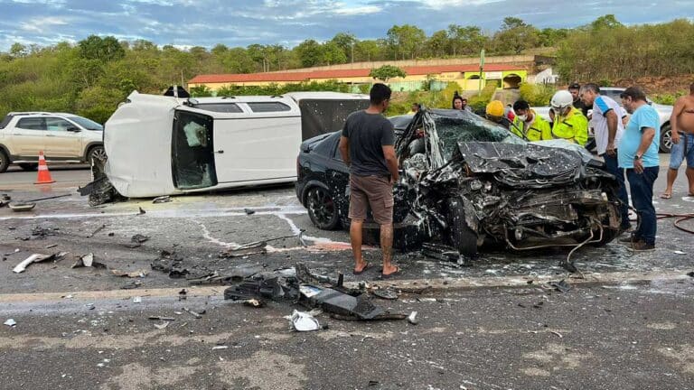 Gravíssimo acidente deixa pelo menos uma pessoa morta na BR-040 próximo a COENG em João Pinheiro