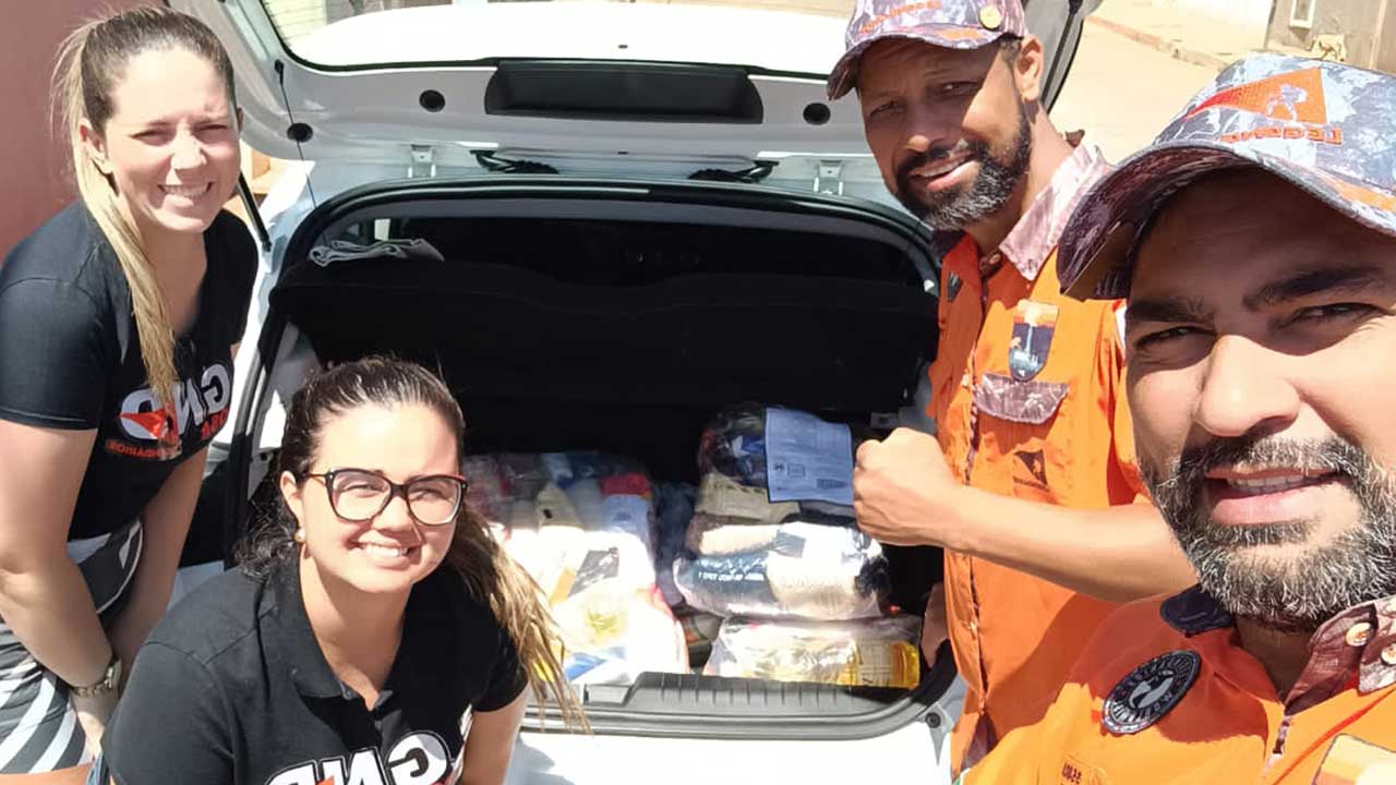 Legendários distribuem cestas básicas em ação beneficente em João Pinheiro