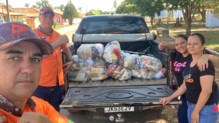 Legendários distribuem cestas básicas em ação beneficente em João Pinheiro